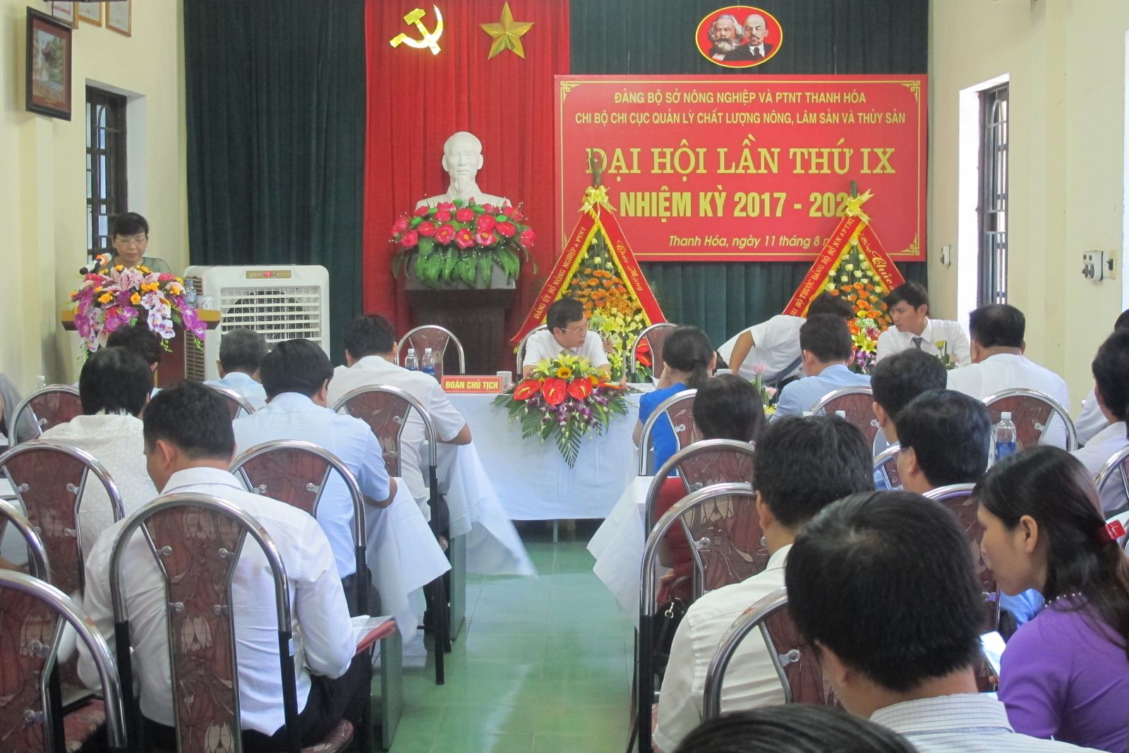 Đồng chí Trịnh Thị Hằng, Phó Bí thư Chi bộ Trình bày Báo cáo chính trị của BCH Chi bộ khóa VIII tại Đại hội Chi bộ nhiệm kỳ 2017-2020